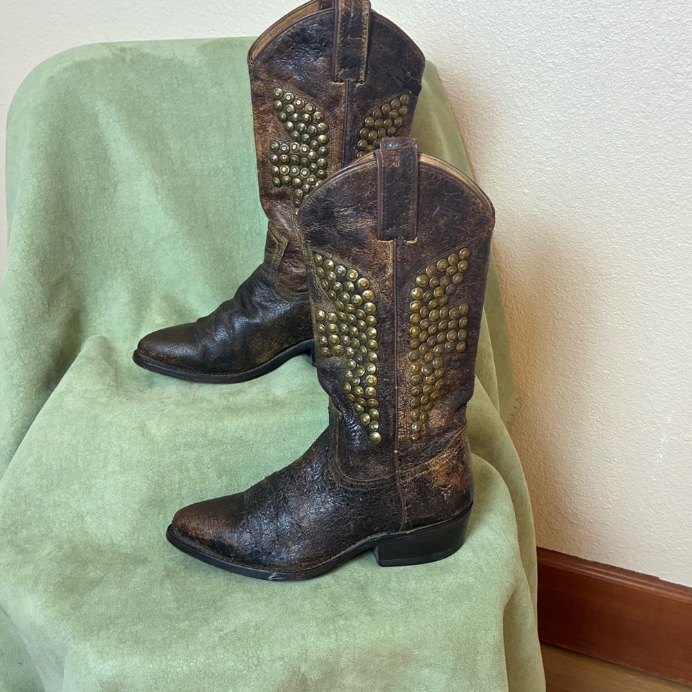 EUC Frye Billy Hammered Stud Boots Size 6.5